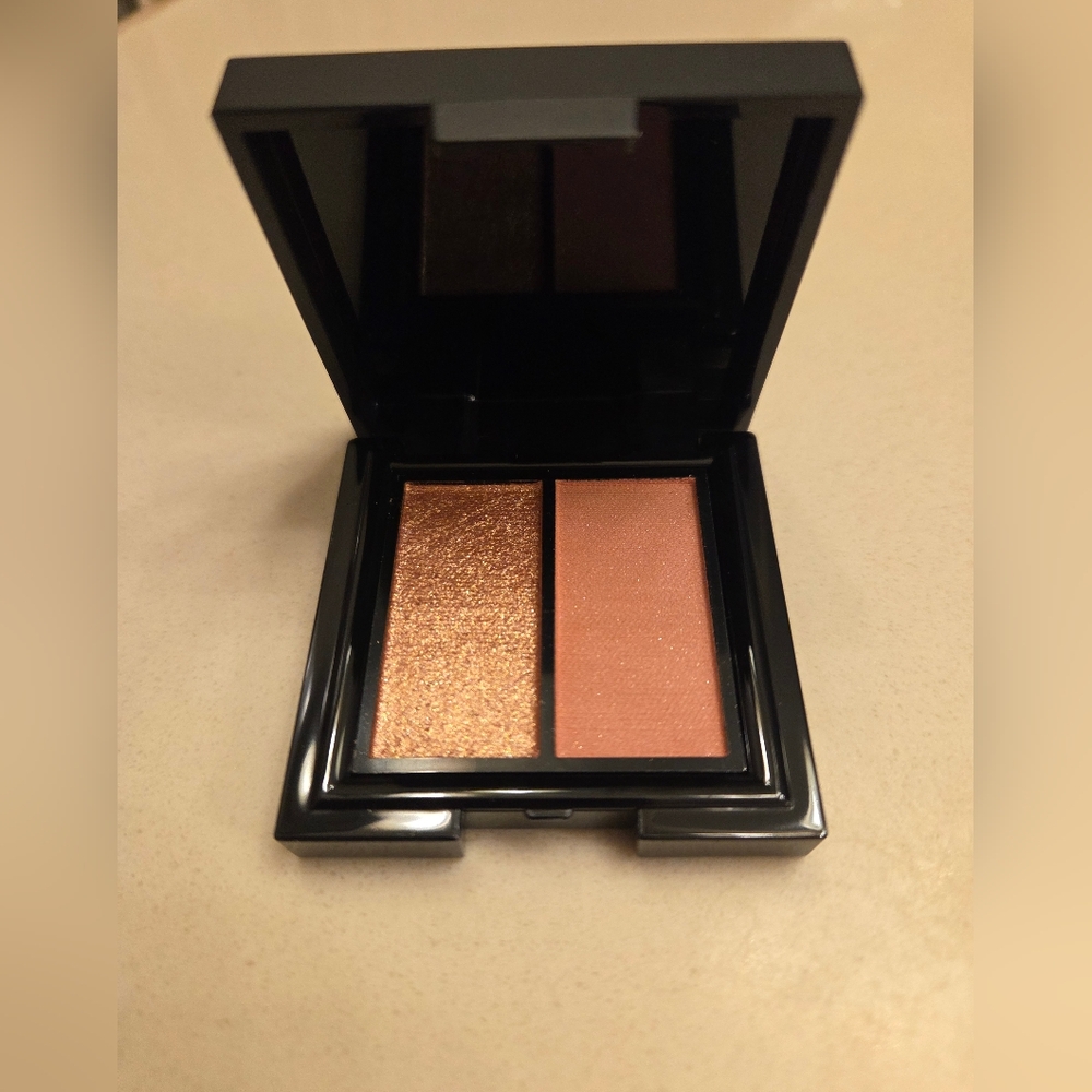 Dual-Tone Eyeshadow Palette